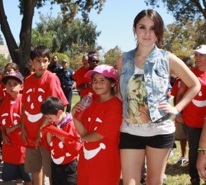 Read more about the article Dulce María ajuda a construir parque infantil
