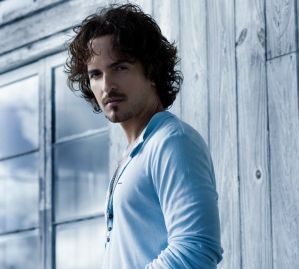 Read more about the article Tommy Torres apresenta suas 12 histórias