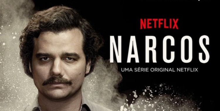 Read more about the article Rodrigo Amarante canta na abertura de Narcos